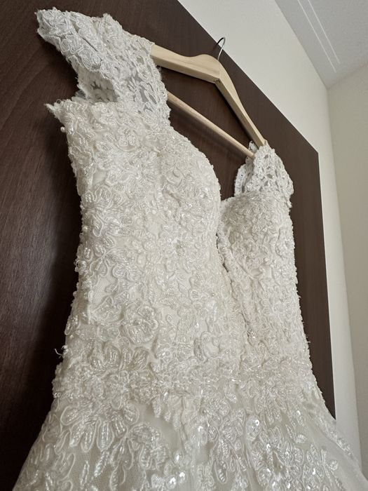 Vand rochita de mireasa.