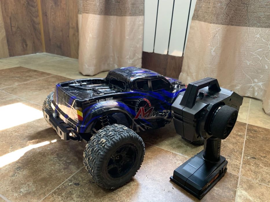 Машинка вездеход на пульт управлении
