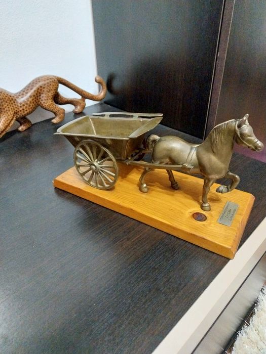 Trăsură cu cal bronz
