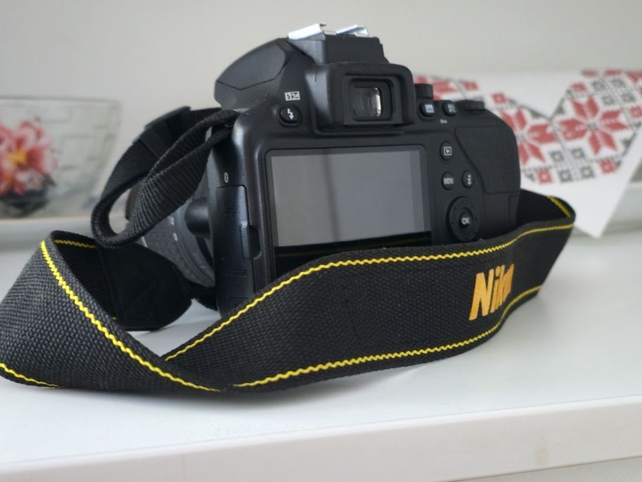 Nikon D3500 + Obiectiv 18-55mm, Doar 8.300 cadre, Stare Excelentă + Geantă