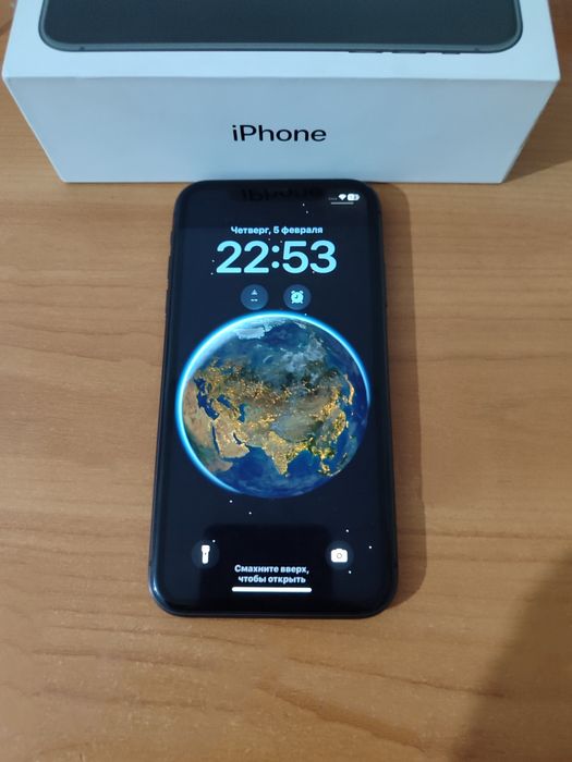 iPhone 11 black.