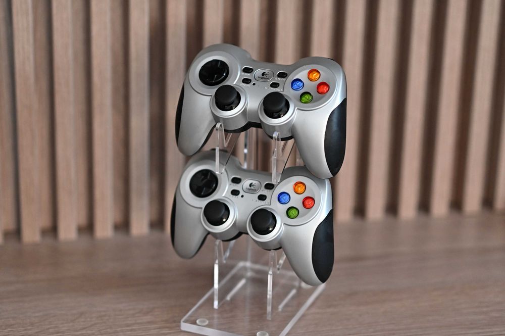 Gamepad Wireless Logitech F710 - 2 bucati - Impecabil