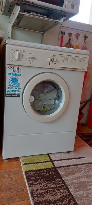 Продавам пералня Indesit