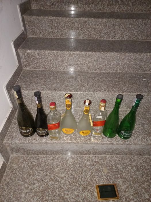 Буркани, стъклени шишета, метални халки и саксии