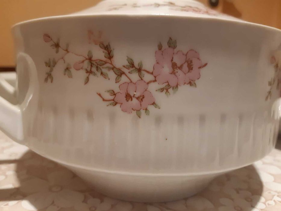 Супник, чинии за супа и чиния за салата