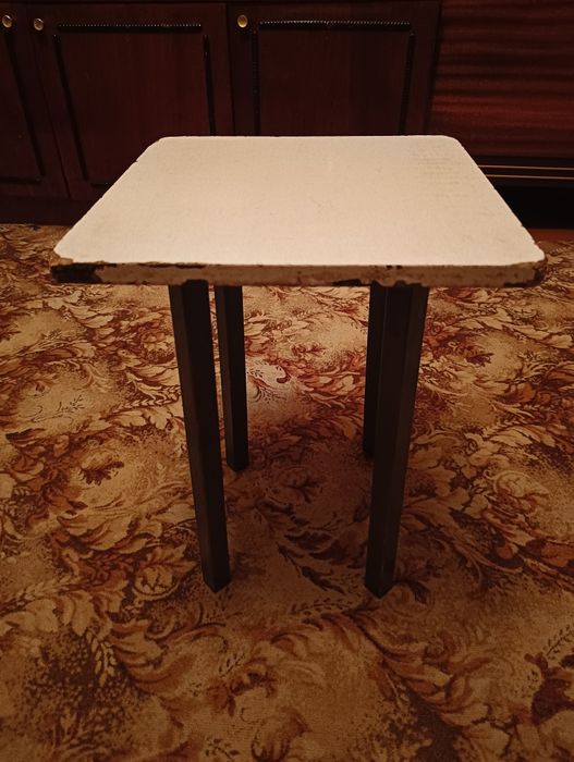 Продаётся 2 табуретки с металлическими ножками.