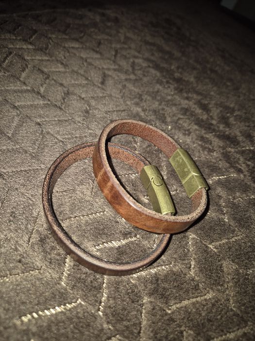 Vând două brățări din piele,model bărbătesc.