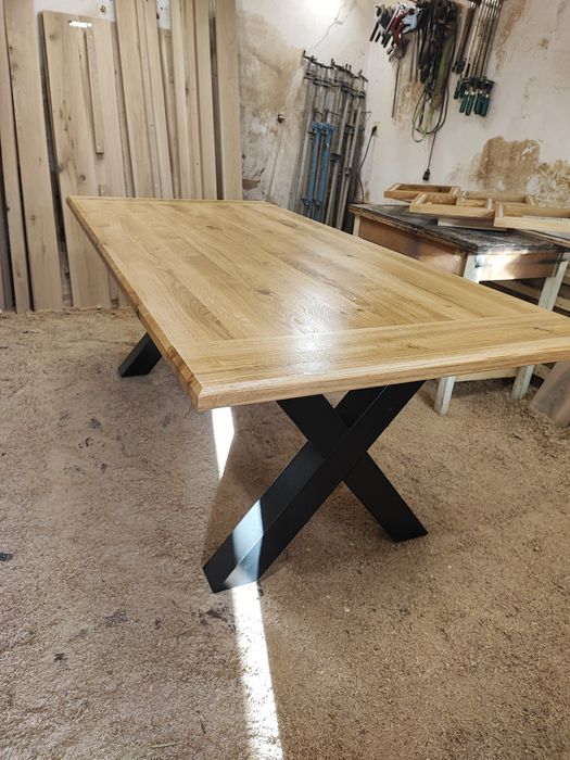 Трапезни и холни маси от масив дъб орех