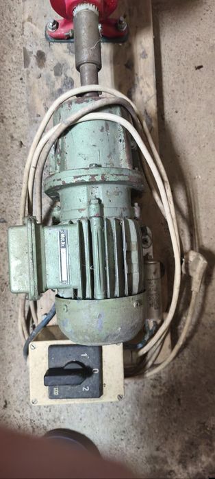 Masina de tocat carne cu motor