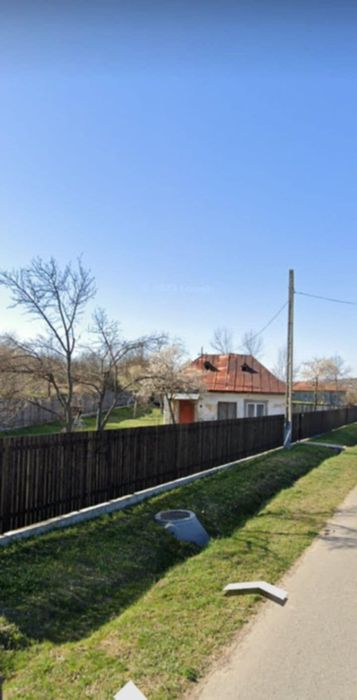 Vând teren cu casă bătrânească  în comuna Vulpeni