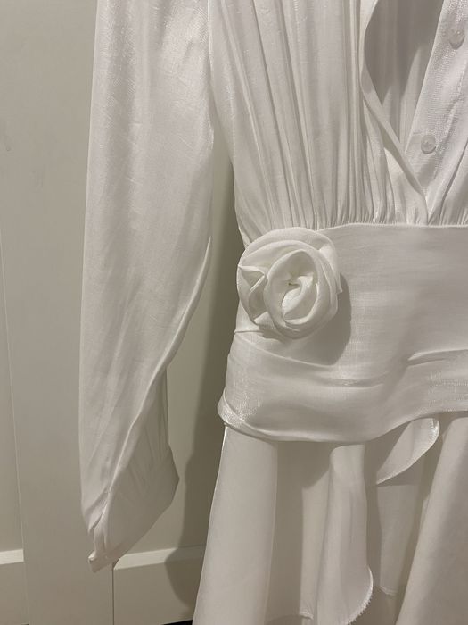 Бяла елегантна рокля