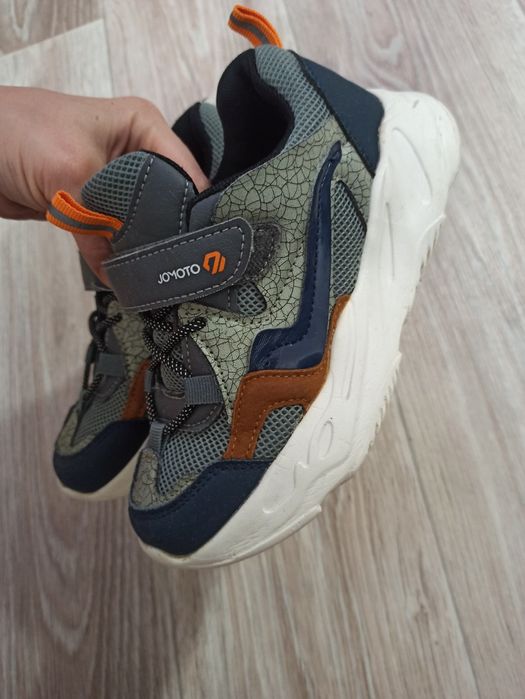 Продам кроссовки размер 32