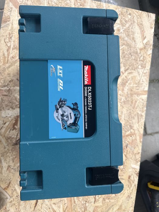 Vind  circular makita DHS680 complet la cutie