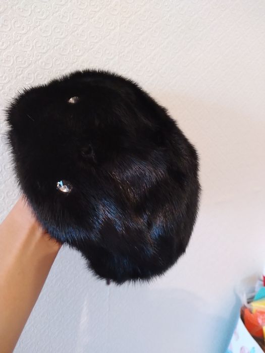 Норковый берет с стразами