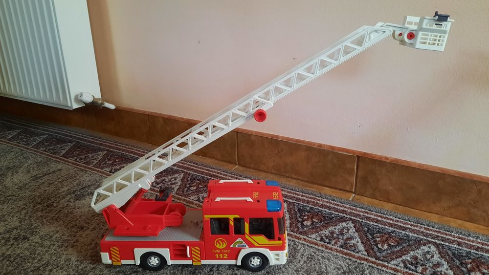 Masina de pompieri Playmobil cu lumini si sunet
Stare: impecabila