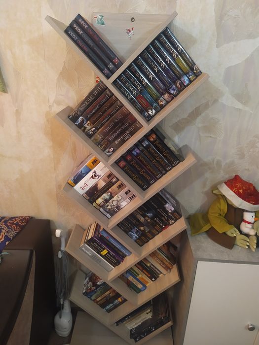 Книги вместе в полкой