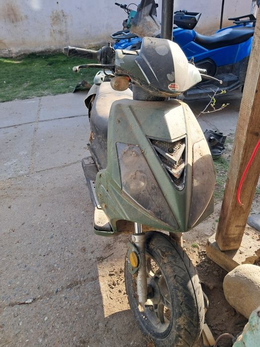 Vând scuter 80cc și un atv 125 cc