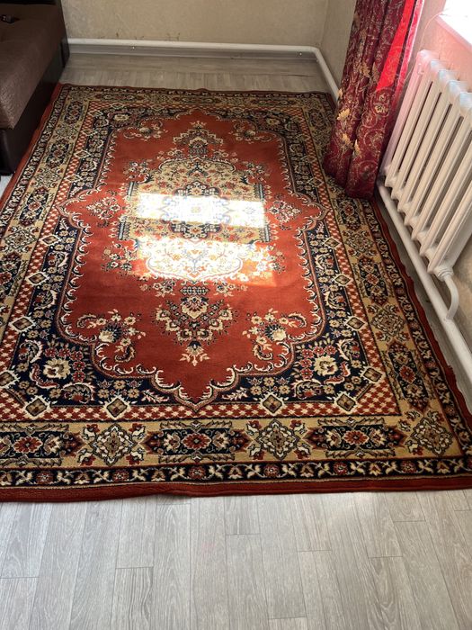 Ковер толстый, в хорошем состоянии