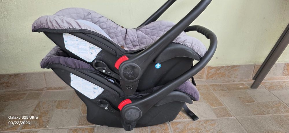 Vând 2 scoici auto pentru bebeluși (0–13 kg)