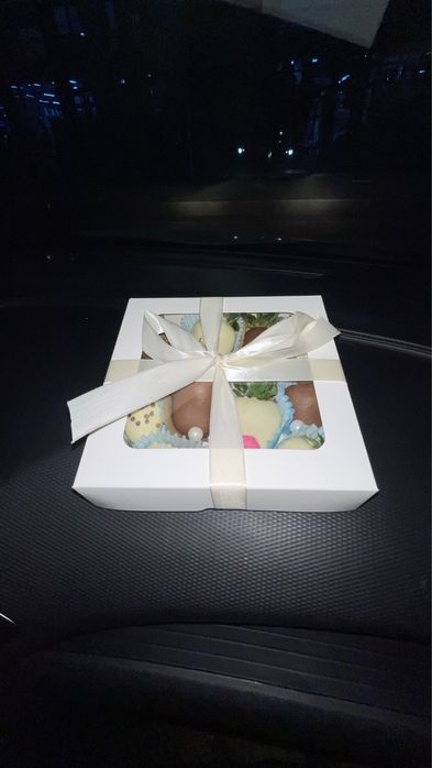 Клубника, финики в шоколаде