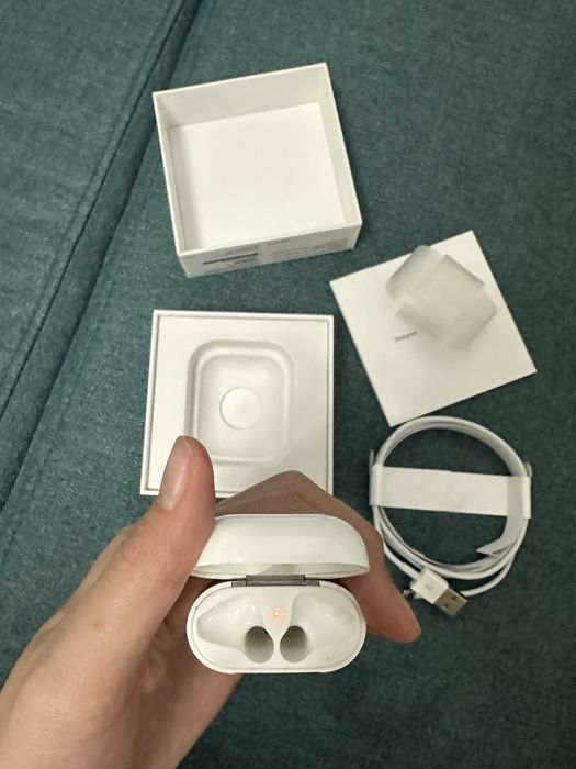 Продам кейс Apple airpods 2