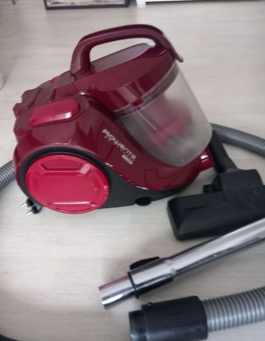 Vând aspirator Rowenta,cu tehnologie ciclonica,fara sac,,puțin folosit