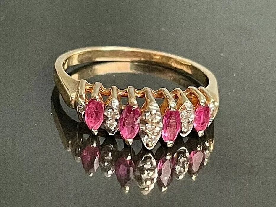 Златен пръстен с диаманти и рубини