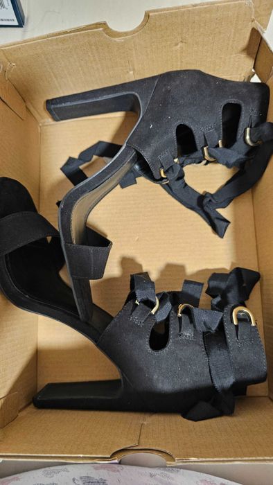 Sandale h&m negre cu toc si siret