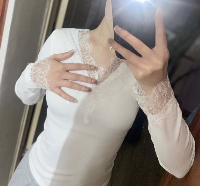 белый лонгслив с кружевами