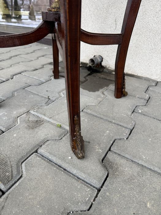 Masă din lemn cu intarsii și elemente bronz