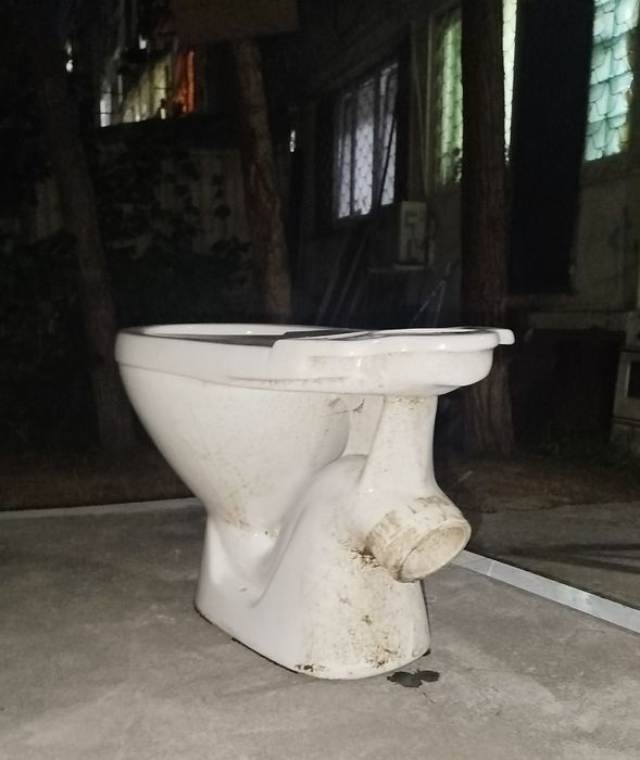 Продам плиту и унитаз.