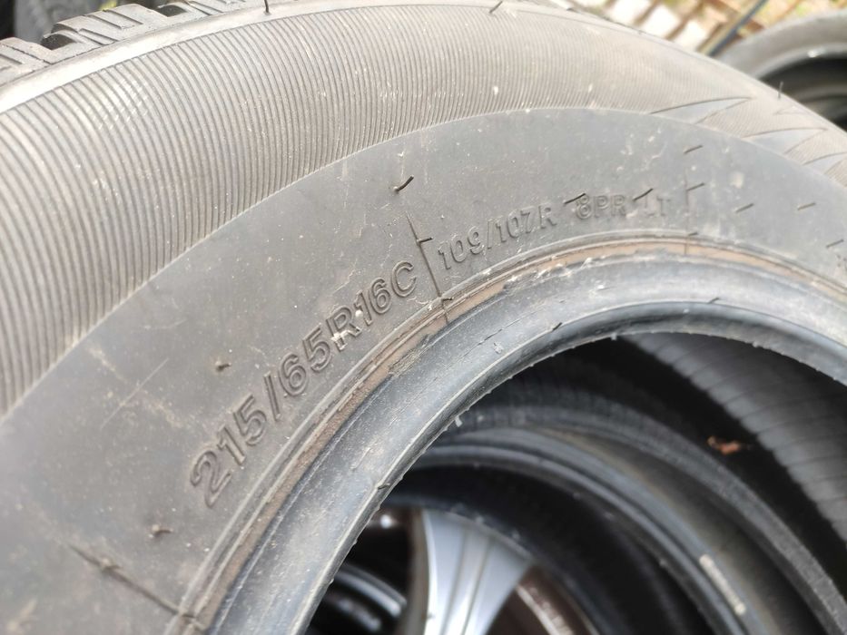2бр Като нови зимни гуми за бус 215 65 16 С - Lassa - DOT 2023