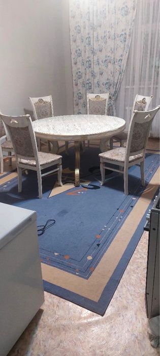 Круглый стол деревяный