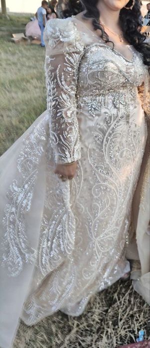 Продават се. Носена е само 2 ЧАСА и са купувани чисто нови от магазин