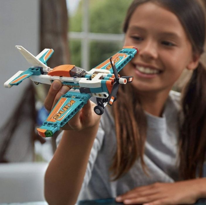 LEGO Technic - Състезателен самолет (42117)