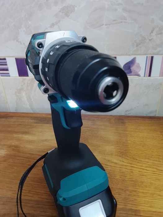 Autofiletanta Makita DDF487 cu o baterie de 6a Nou