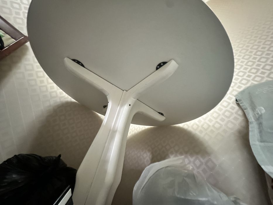 Белый стол.