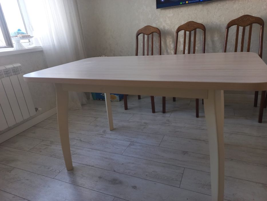 Стол и стулья деревянные