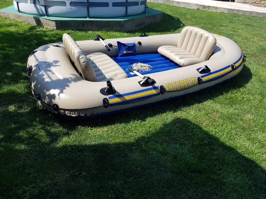 Надуваема лодка четириместна като нова