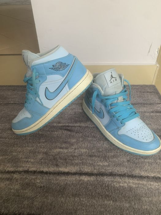 Air Jordan 1 Mid SE Ice Blue