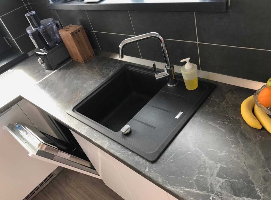 Mobila Decorama bucatarie 3.1m x 2.2m cu bar, MDF alb lucios + chiuveta compozit gratis