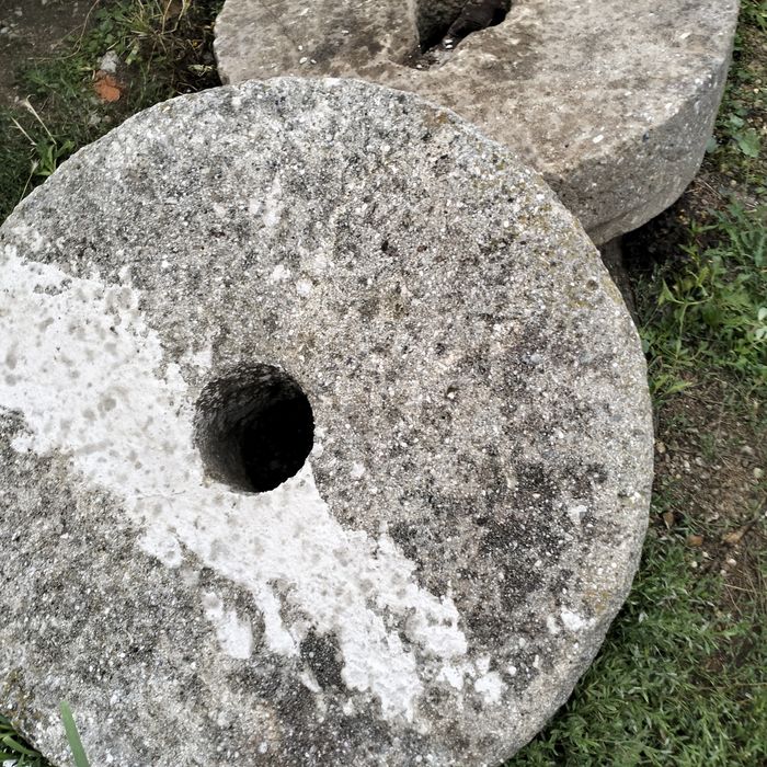 Pietre de moară de peste 100 de ani