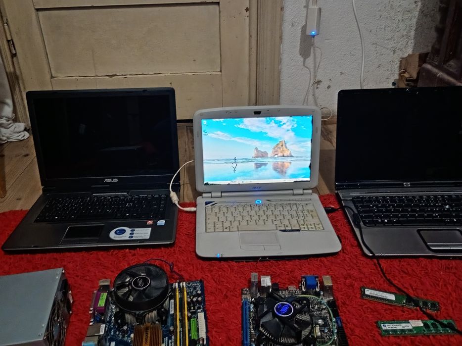 Vând tot ce se vede PC laptopuri
