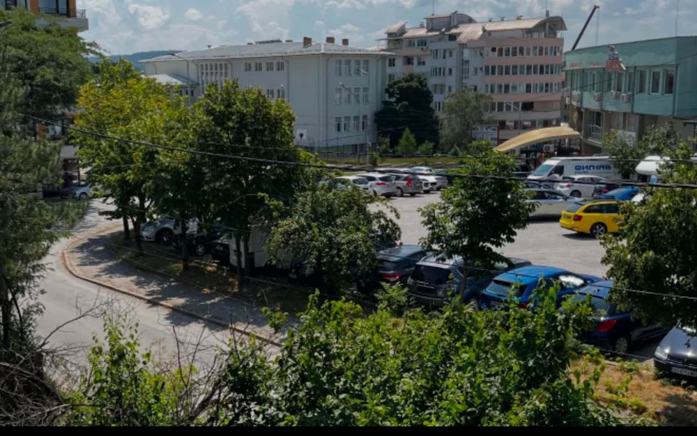 Тристаен апартамент + партерна боксониера