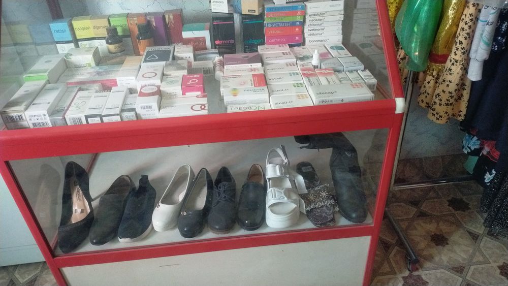 Әртүрлі заттар киімдер сатылады