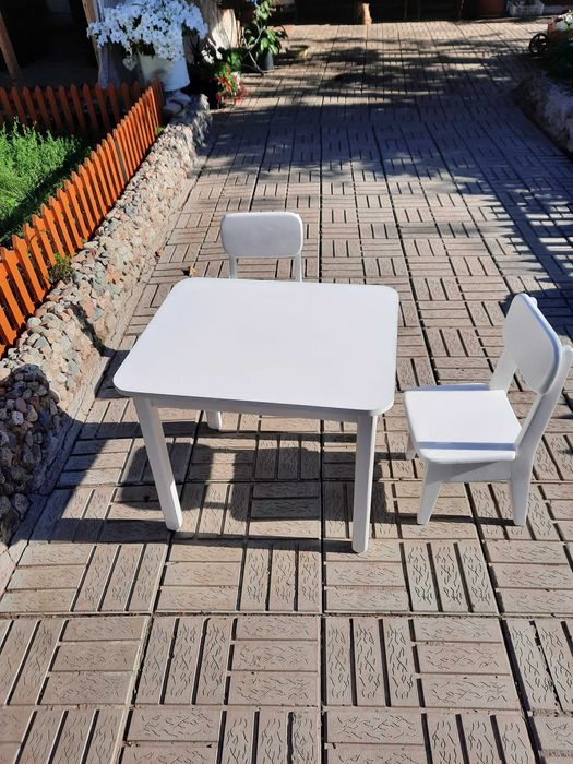 продам столик для детей.