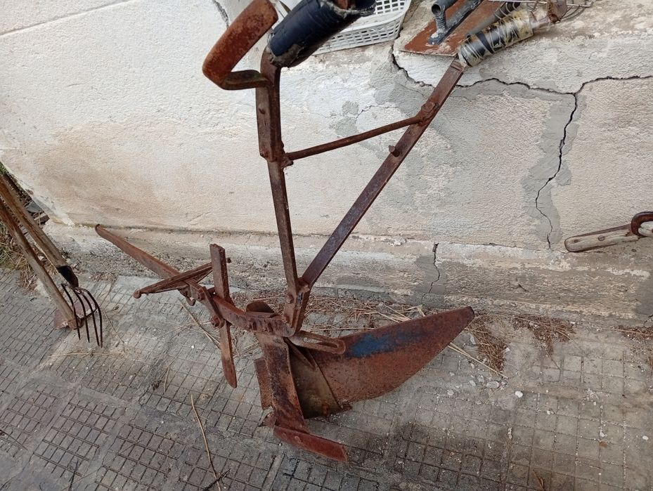 Стар конски плуг, рало