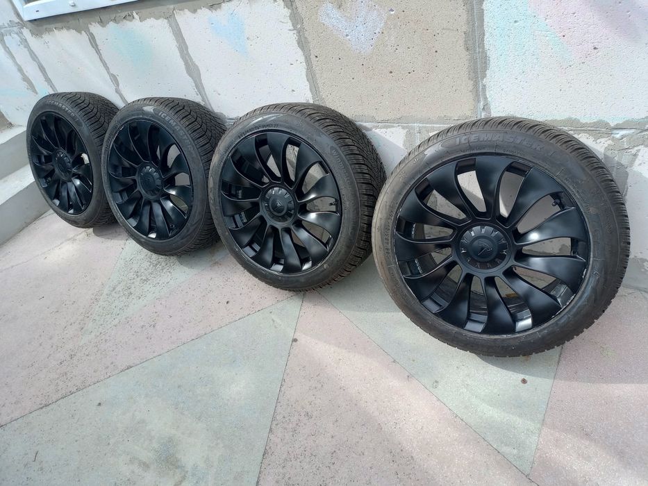 Гуми, джанти Tesla model Y комплект