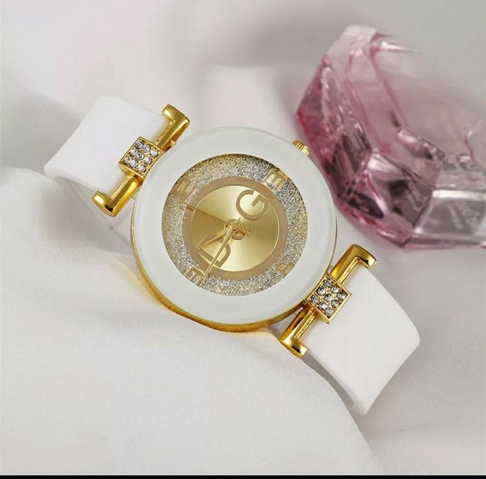 Дамски часовник в бяло