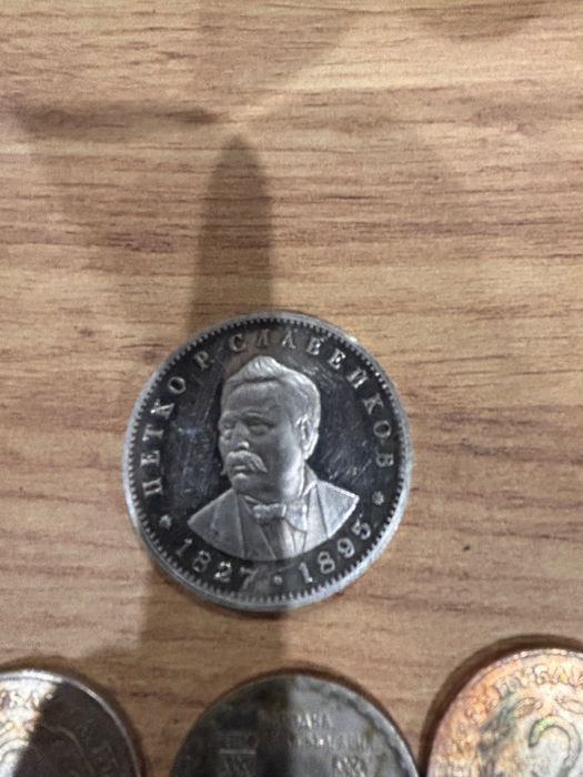 Продавам стари монети от различни години стотинки и левове.